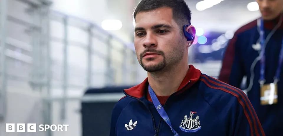 Jugador de Newcastle United entrando al vestuario