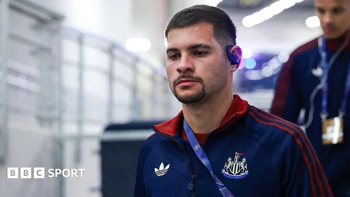 Jugador de Newcastle United entrando al vestuario