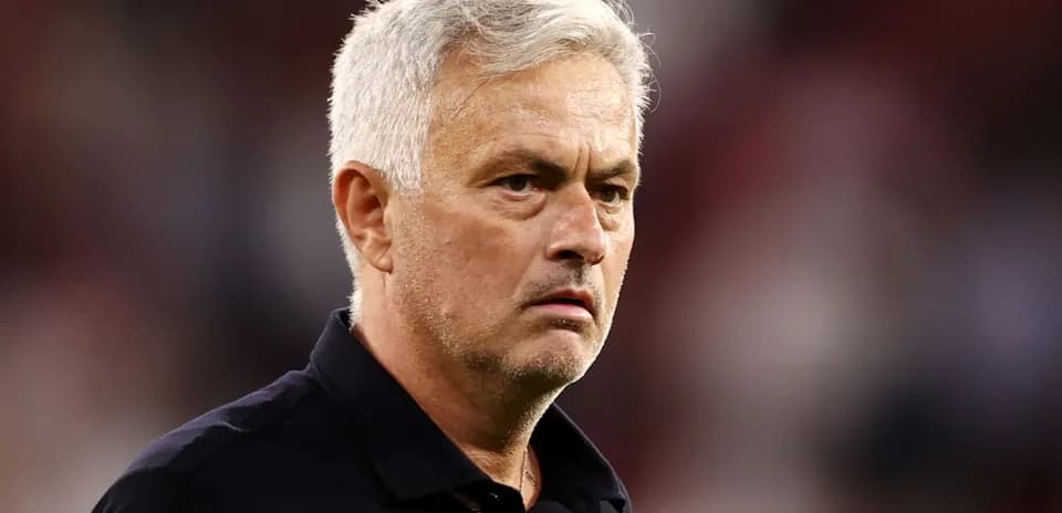 Entrenador observando el partido desde la línea de banda