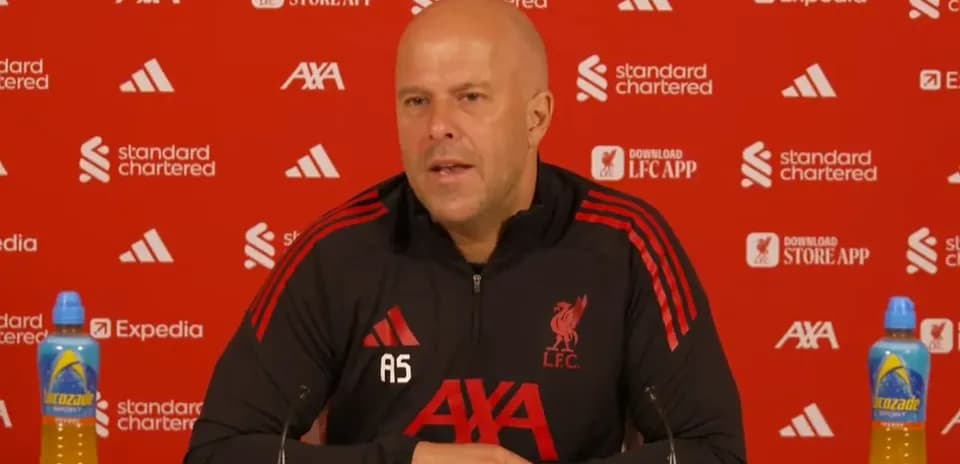 Entrenador en rueda de prensa de Liverpool