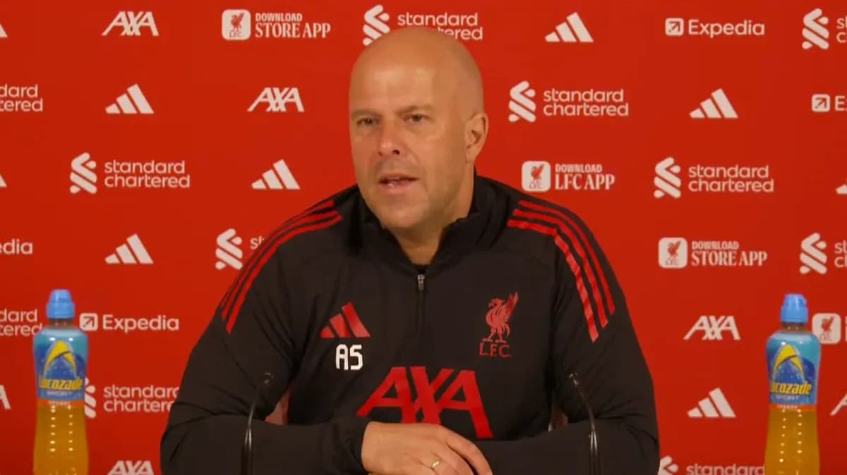 Entrenador en rueda de prensa de Liverpool