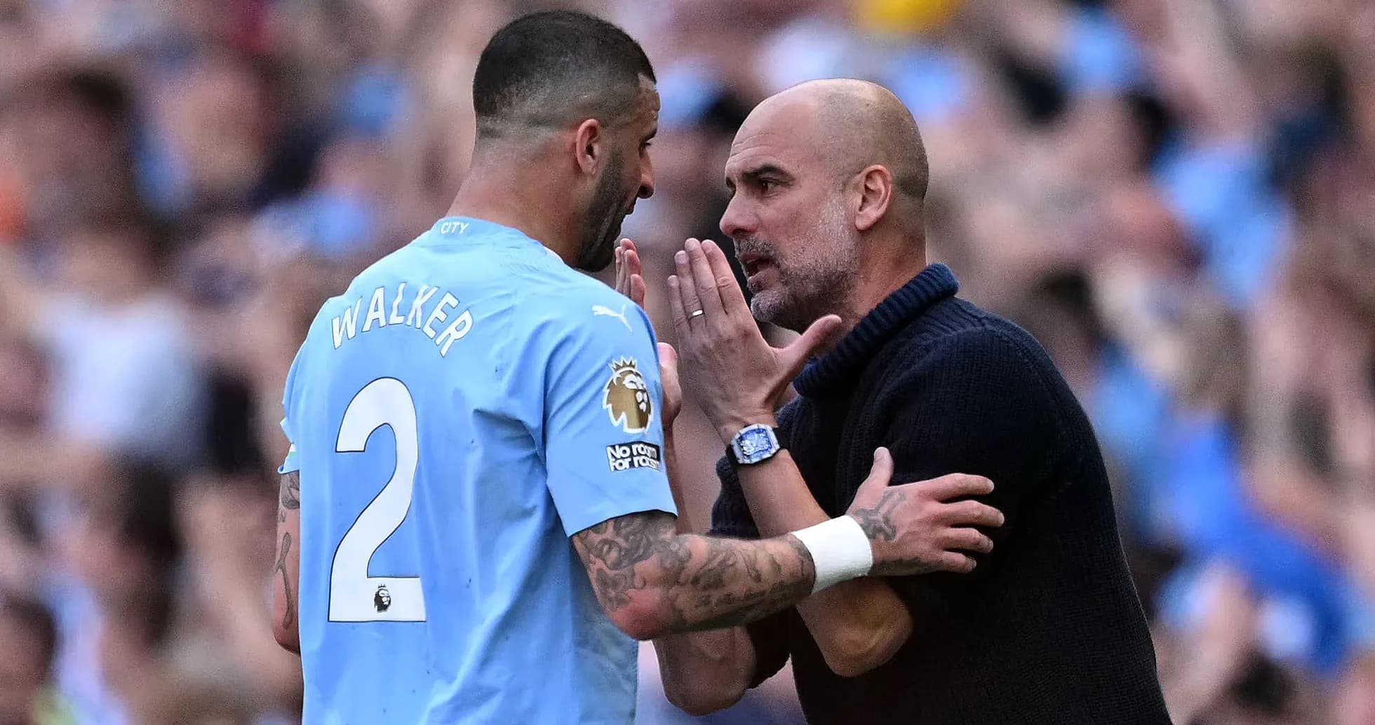 Pep Guardiola conversando con Kyle Walker durante partido
