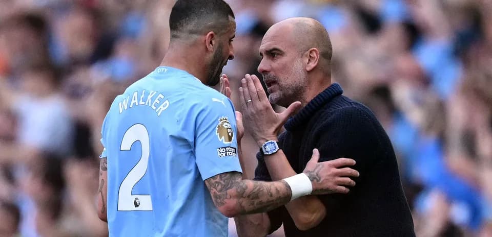 Pep Guardiola conversando con Kyle Walker durante partido