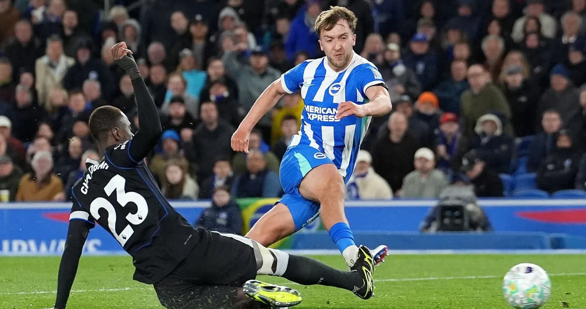 Jugador de Brighton esquivando a un oponente