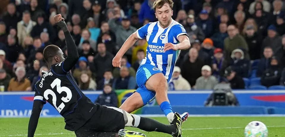 Jugador de Brighton esquivando a un oponente