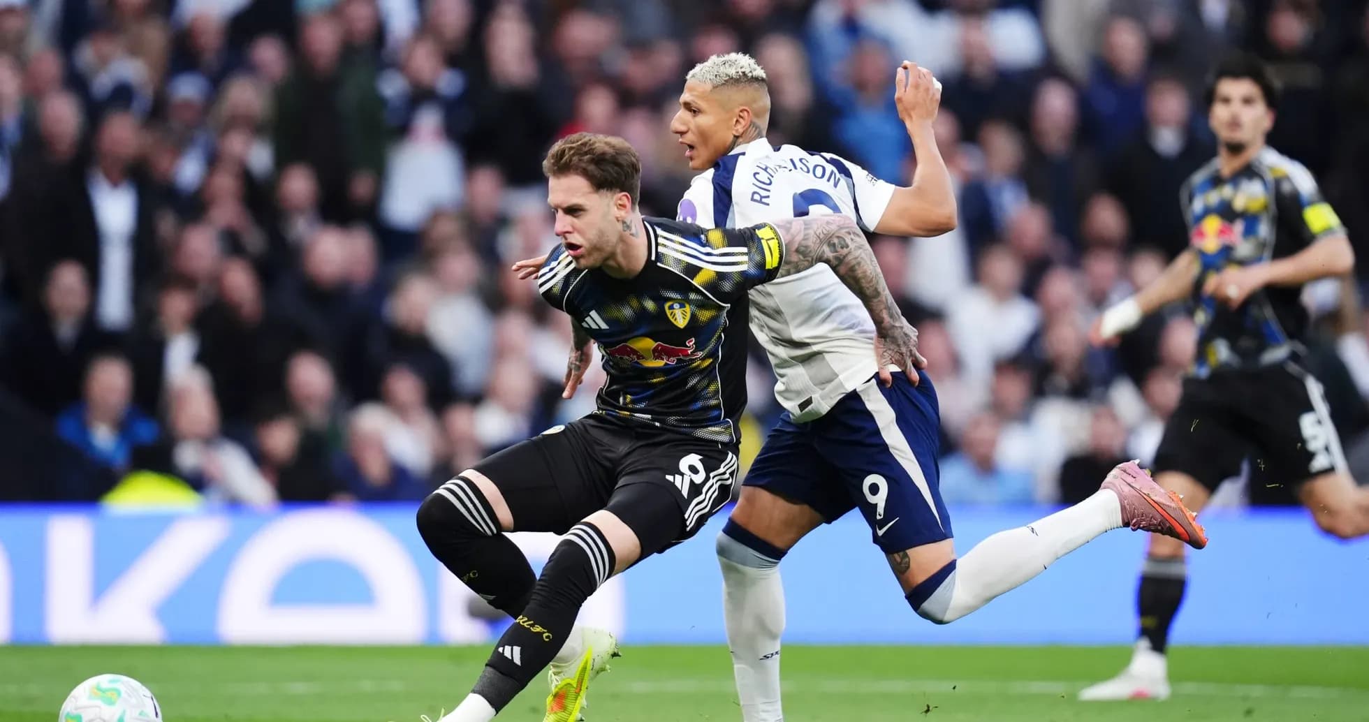 Jugador de Leeds y Tottenham en acción