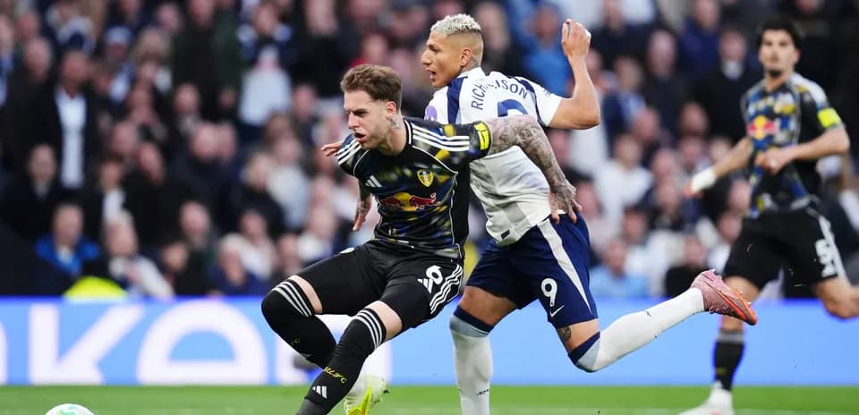 Jugador de Leeds y Tottenham en acción