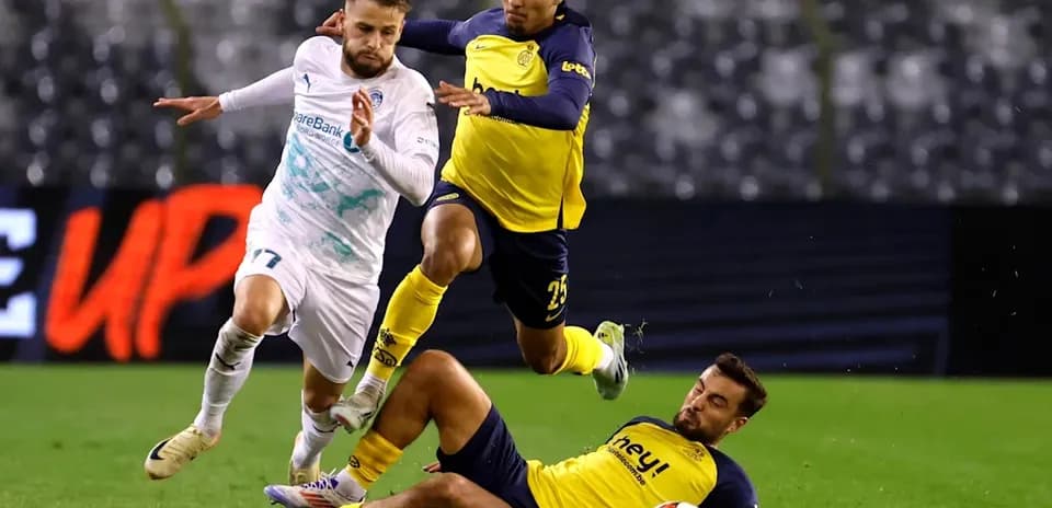 Jugador esquivando a dos oponentes en el campo