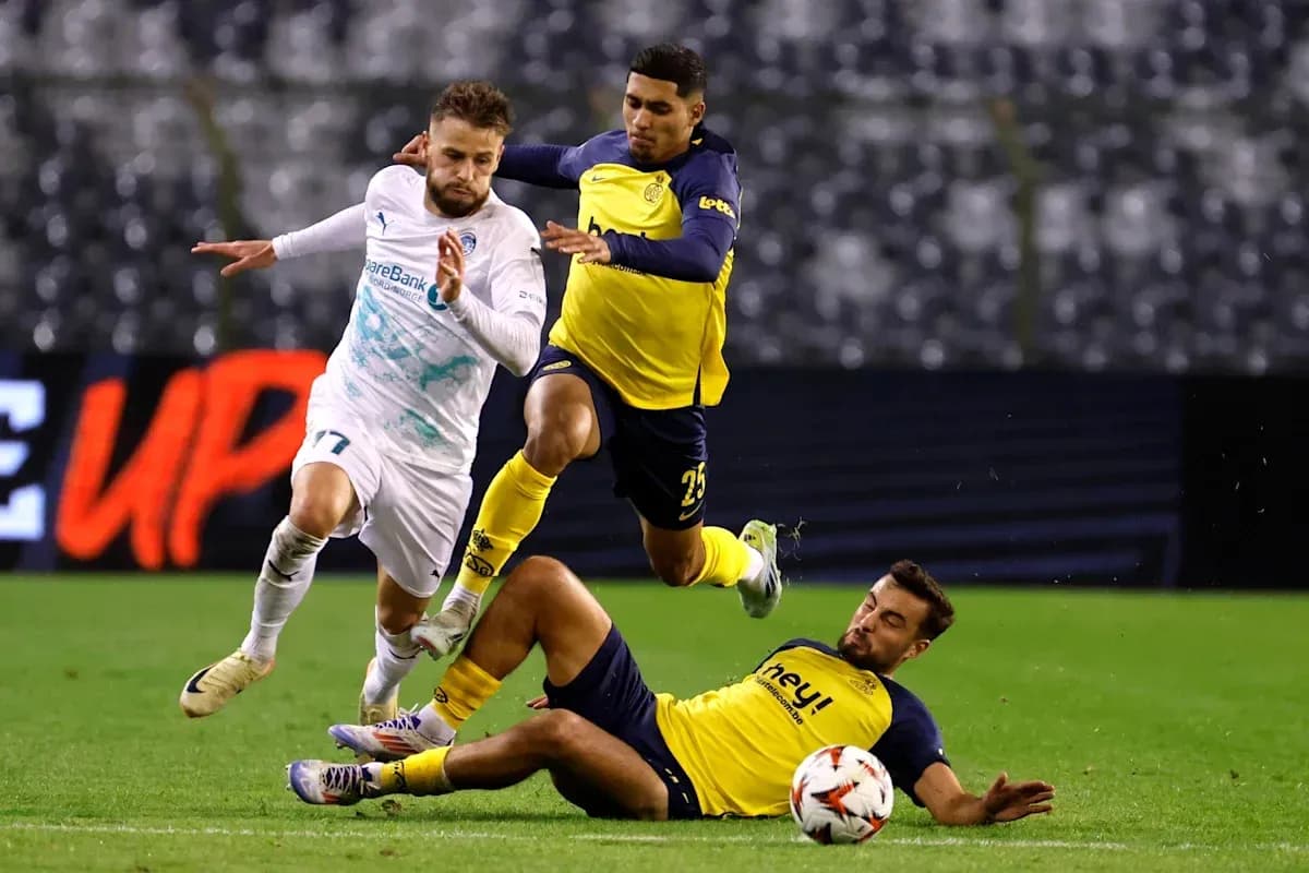 Jugador esquivando a dos oponentes en el campo