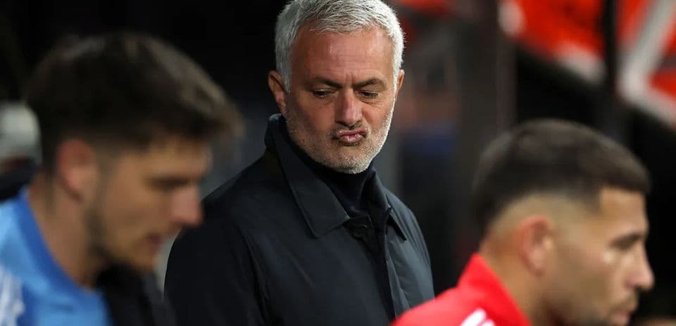 Entrenador observando el partido desde la línea de banda