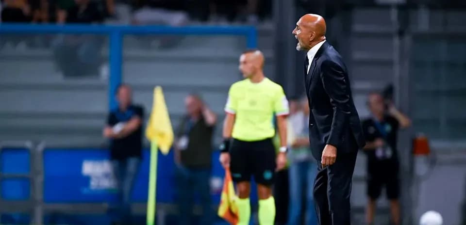 Entrenador dirigiéndose a su equipo durante el partido