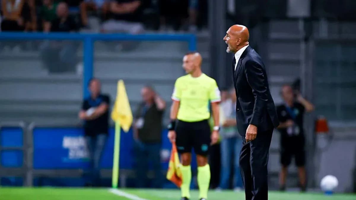 Entrenador dirigiéndose a su equipo durante el partido