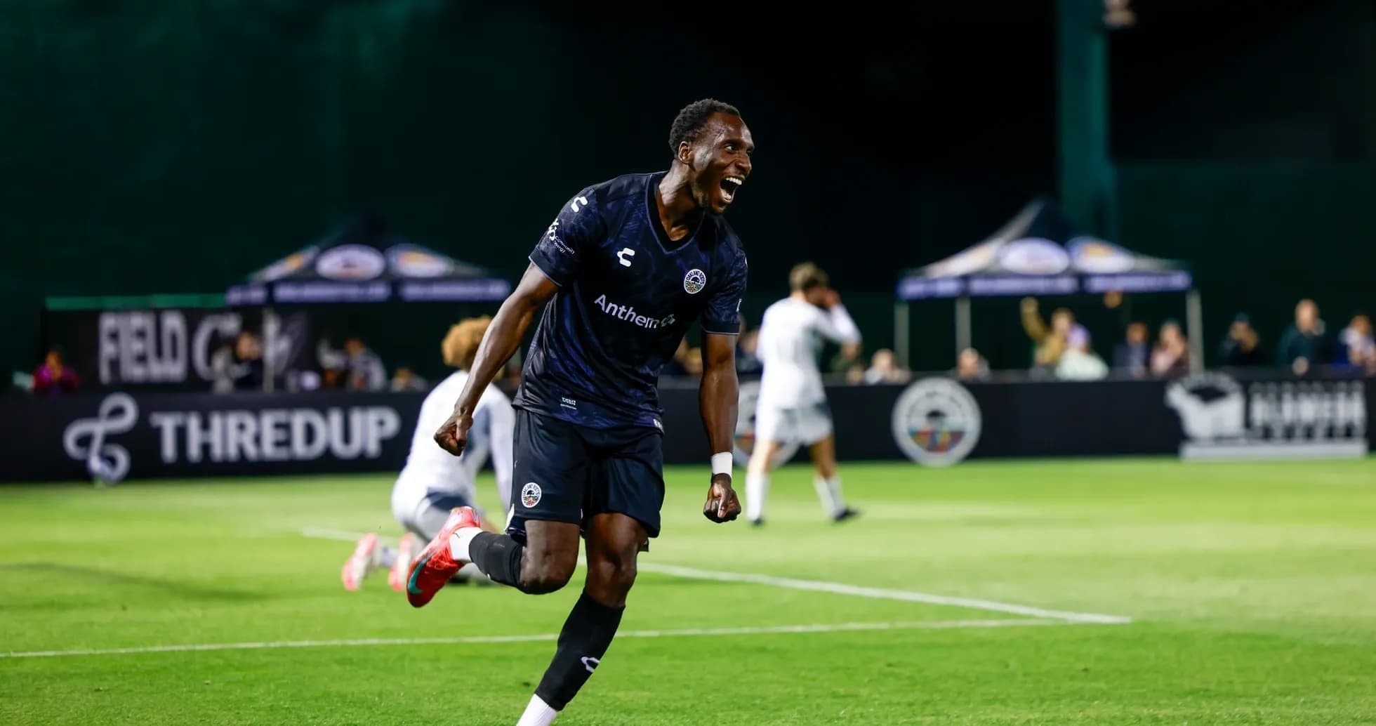 Jugador celebrando un gol en el partido