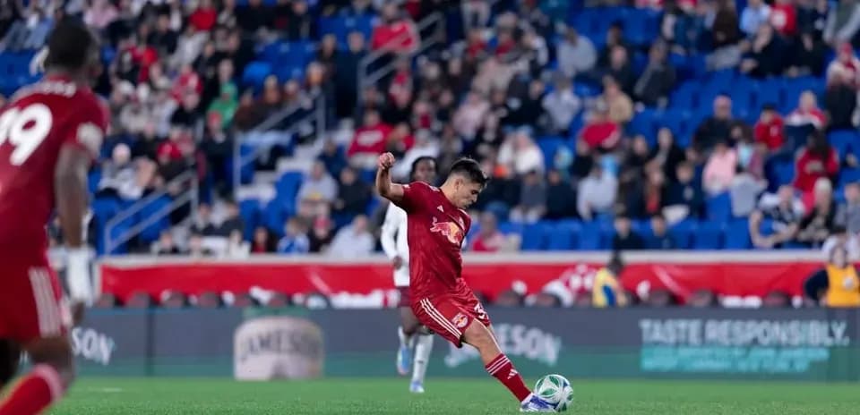 Jugador de New York RB II disparando el balón