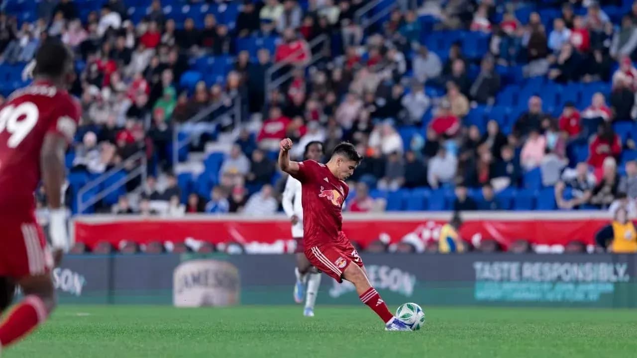 Jugador de New York RB II disparando el balón