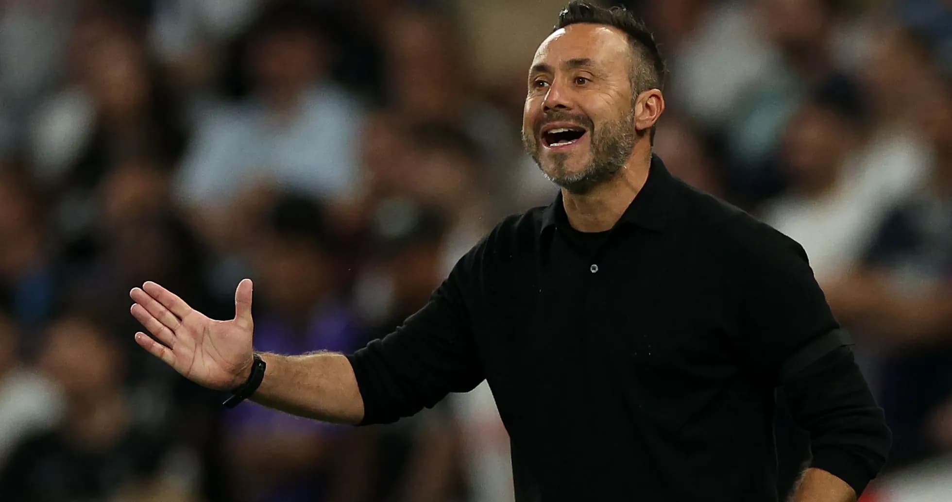 Entrenador dirigiendo a su equipo en el partido