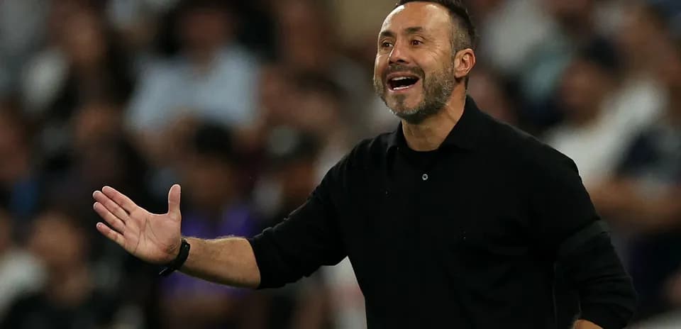 Entrenador dirigiendo a su equipo en el partido