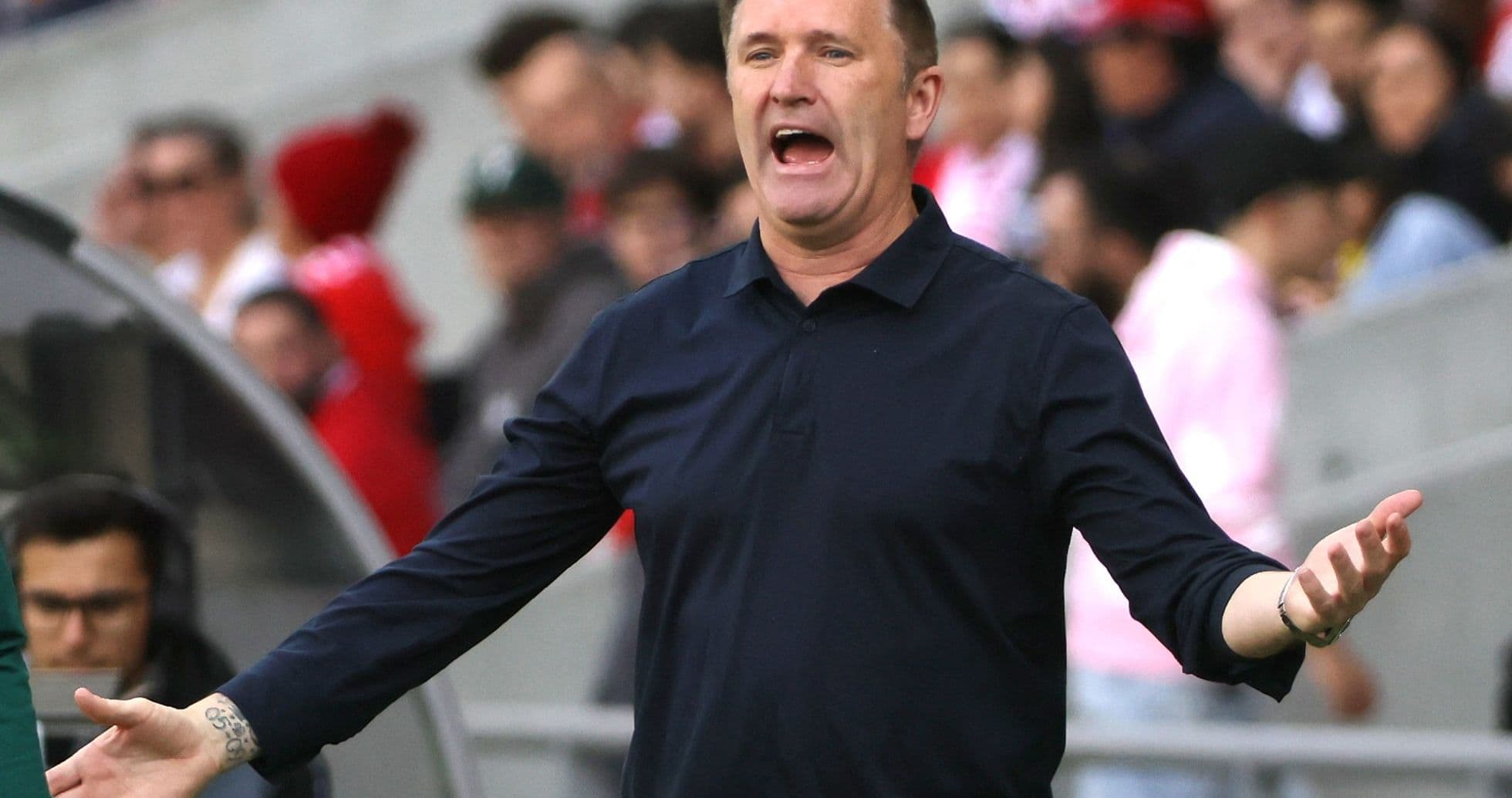 Entrenador dirigiendo desde la línea de banda