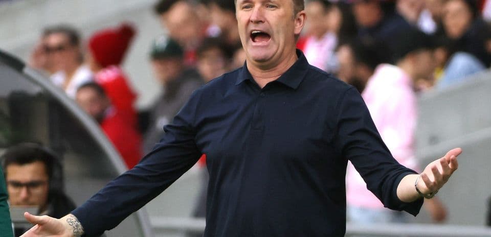 Entrenador dirigiendo desde la línea de banda