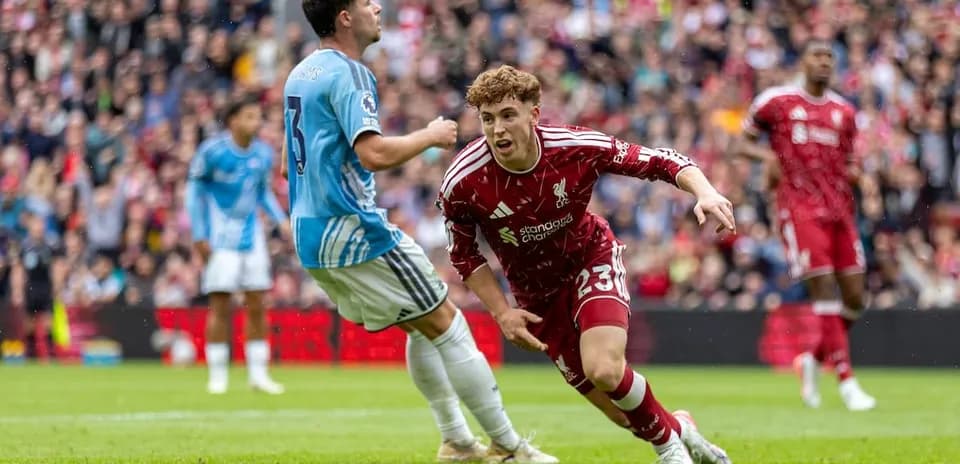 Jugador de Liverpool corriendo hacia el balón