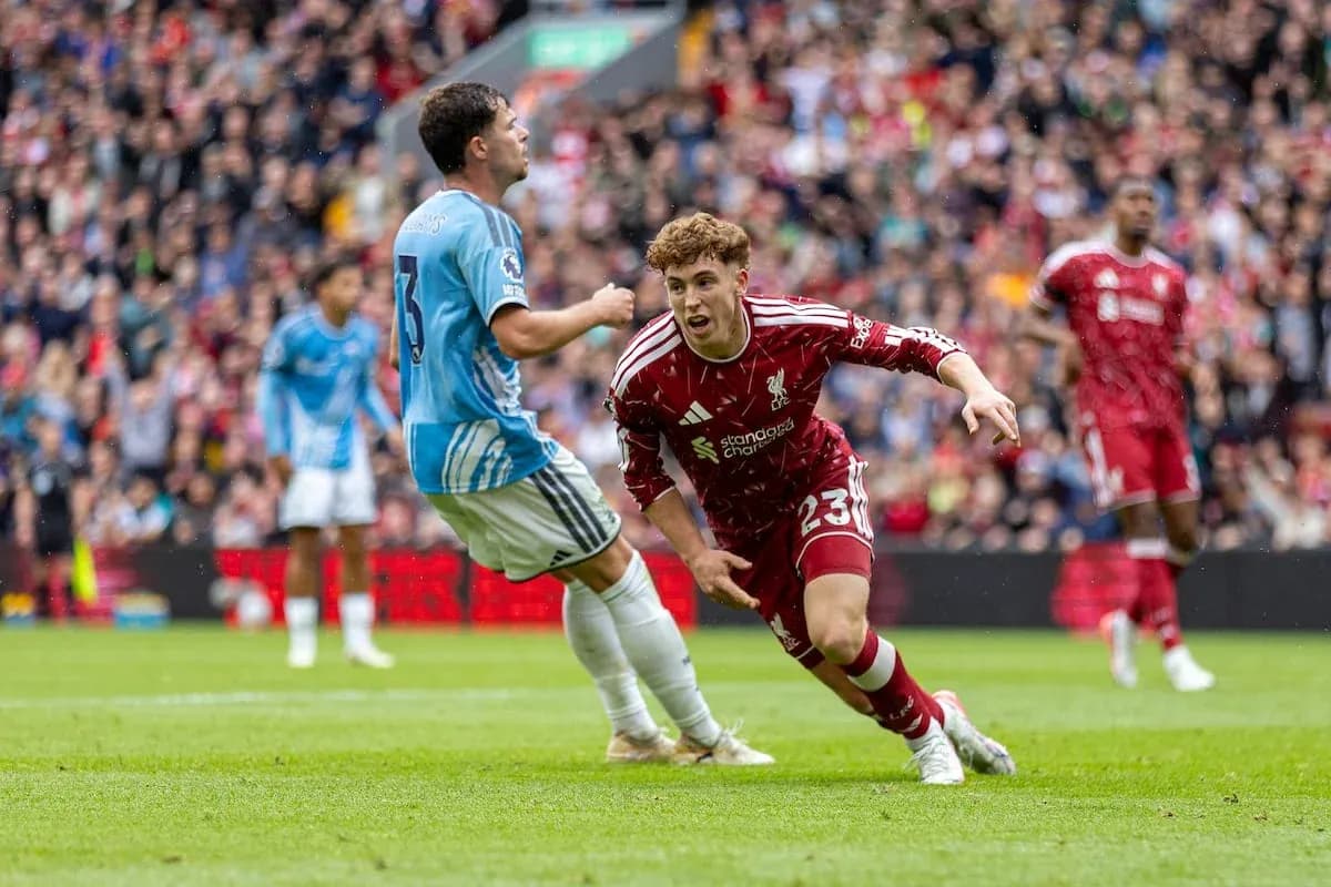 Jugador de Liverpool corriendo hacia el balón