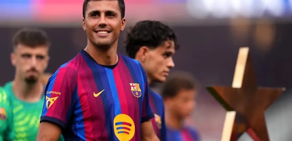 Jugador del FC Barcelona sonriente con trofeo