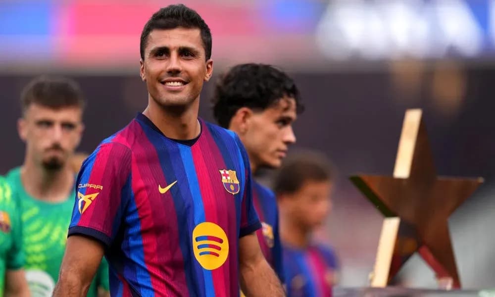 Jugador del FC Barcelona sonriente con trofeo