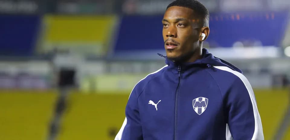 Jugador caminando en el campo antes del partido