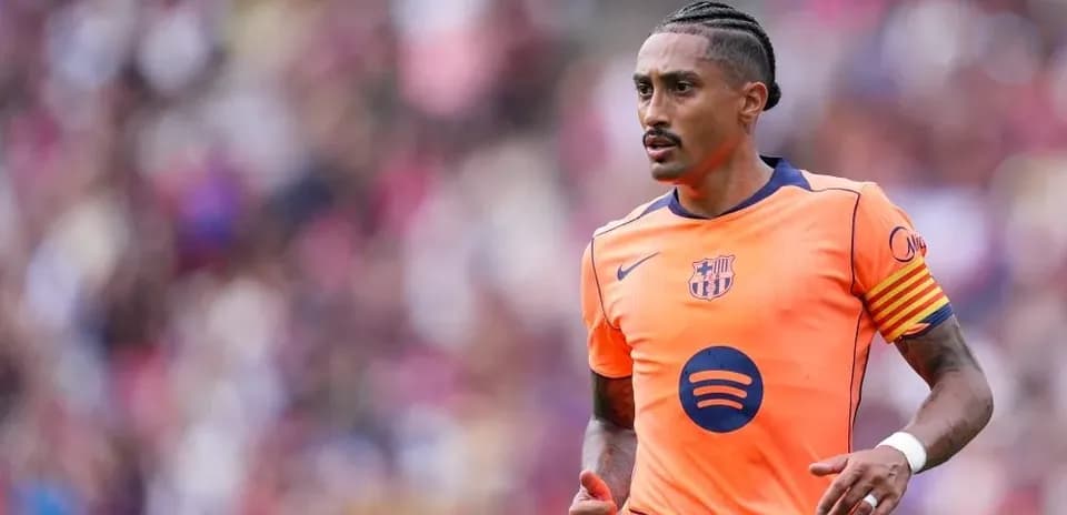 Jugador de Barcelona corriendo en uniforme naranja