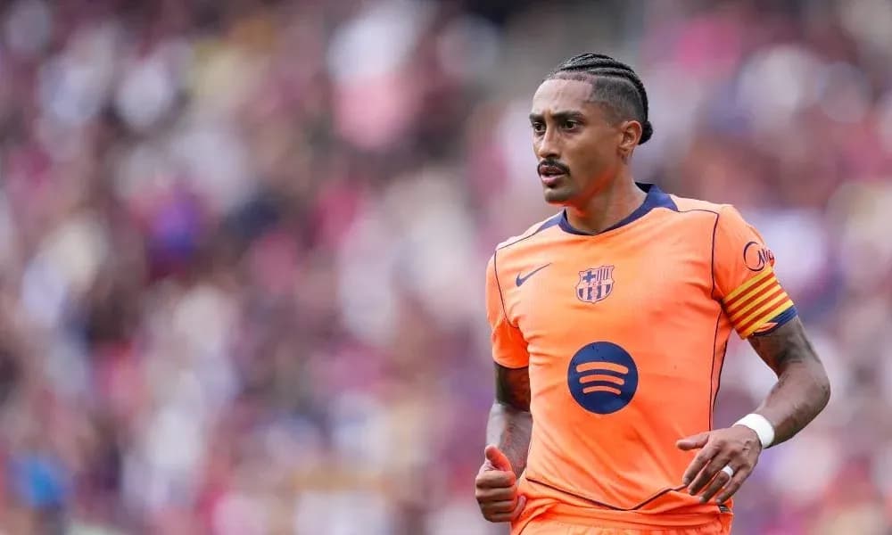 Jugador de Barcelona corriendo en uniforme naranja