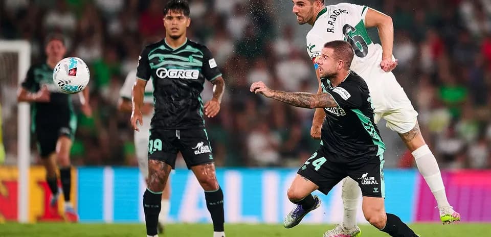 Jugadores de Real Betis y Elche en acción