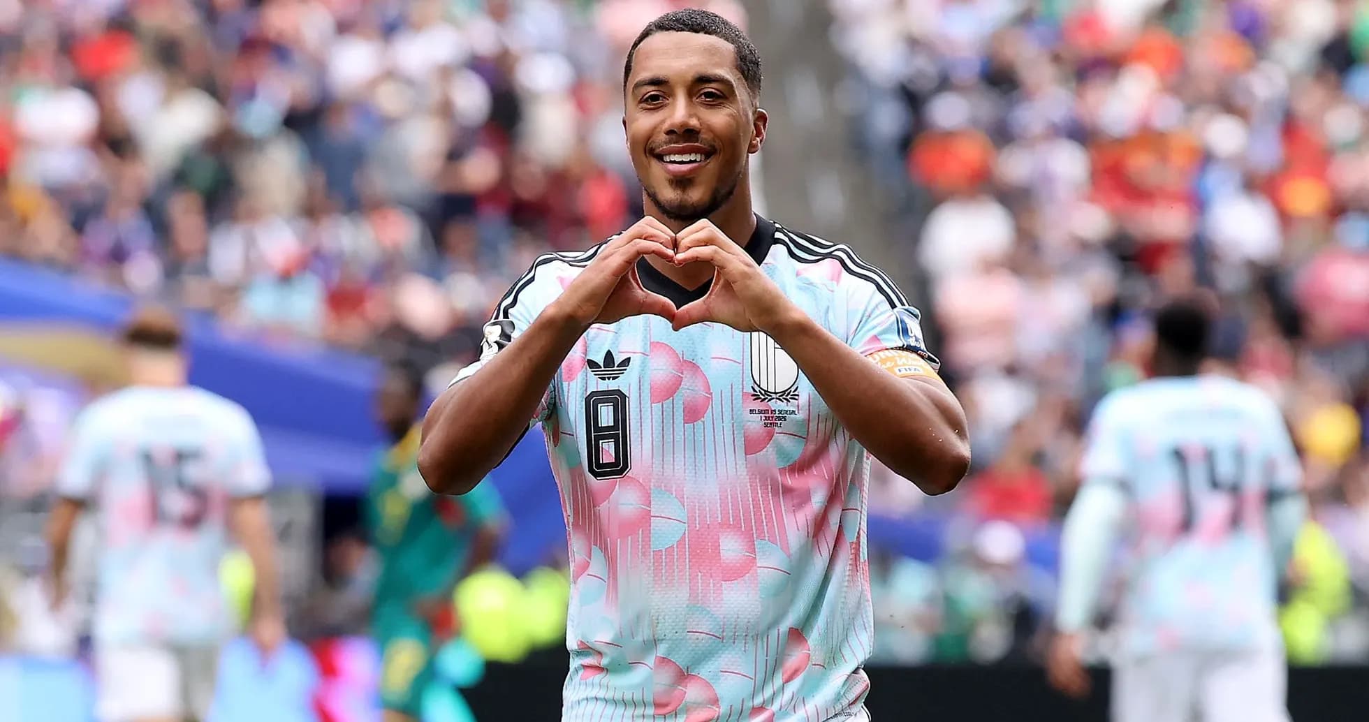 Jugador celebrando con un gesto de corazón