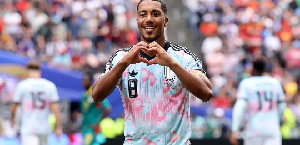 Jugador celebrando con un gesto de corazón