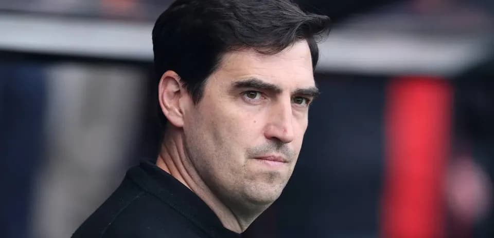 Entrenador observando el partido desde la banca