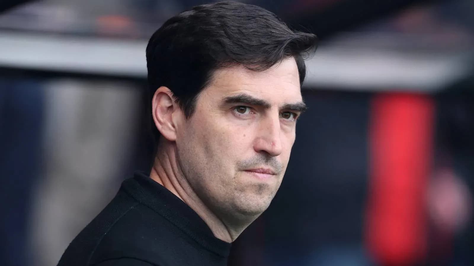 Entrenador observando el partido desde la banca
