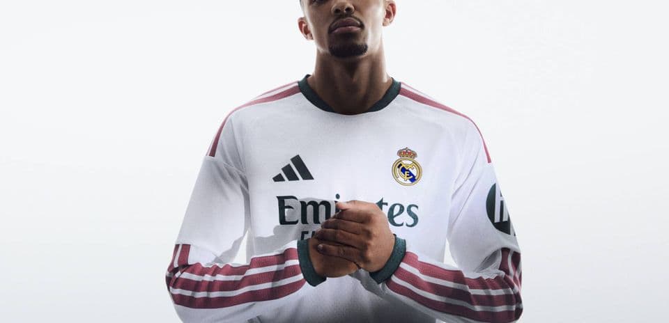Jugador de Real Madrid posando con camiseta oficial