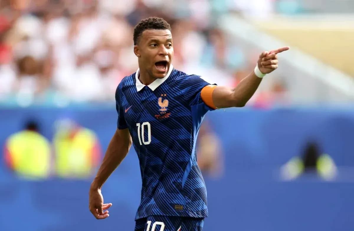 Jugador de Francia señalando durante un partido