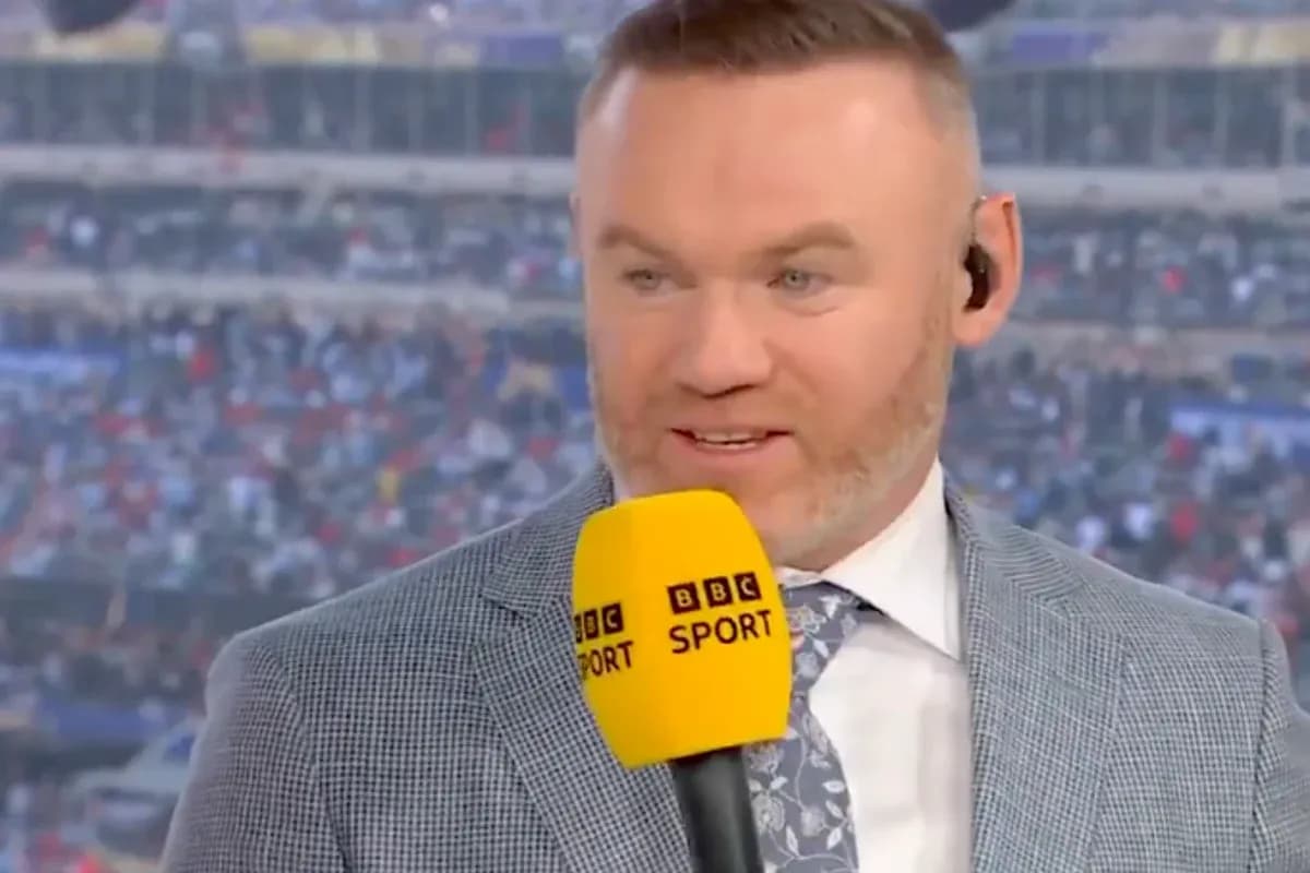 Presentador con micrófono de BBC Sport en fondo de estadio