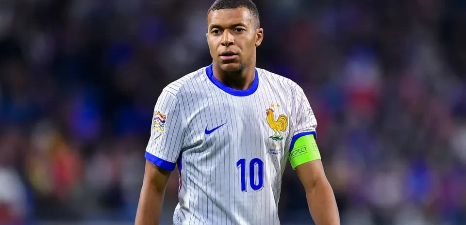 Jugador de fútbol con camiseta de Francia en el campo