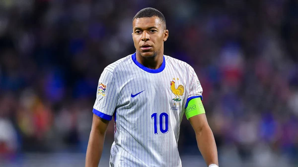 Jugador de fútbol con camiseta de Francia en el campo