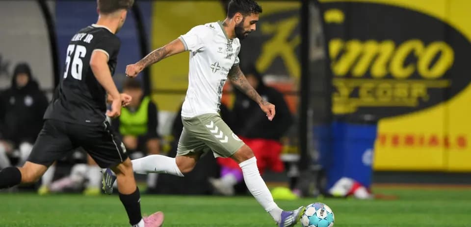 Jugador del NY Cosmos driblando el balón