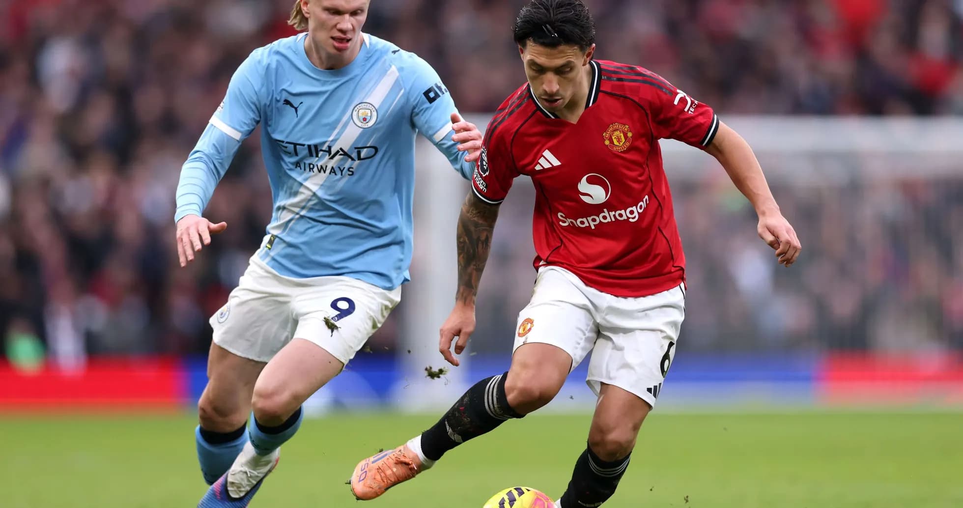 Jugador de Manchester United driblando a jugador de Manchester City