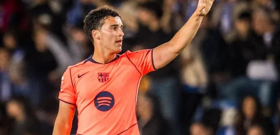 Jugador de Barça saludando durante el partido