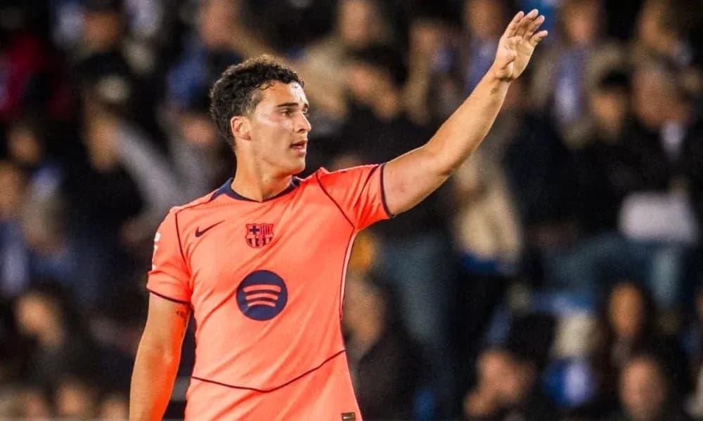 Jugador de Barça saludando durante el partido