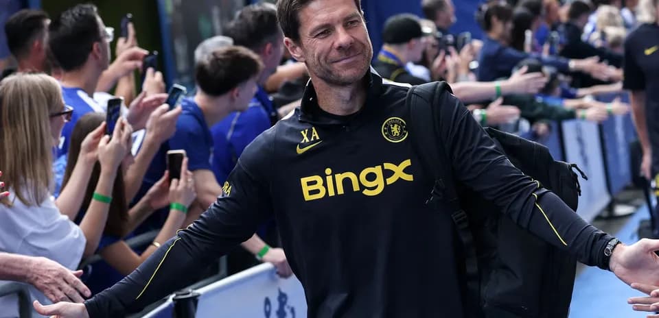 Entrenador saludando a aficionados en el evento