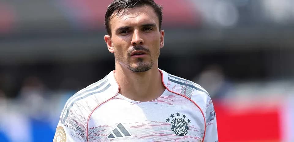 Jugador de fútbol con camiseta del Bayern Múnich