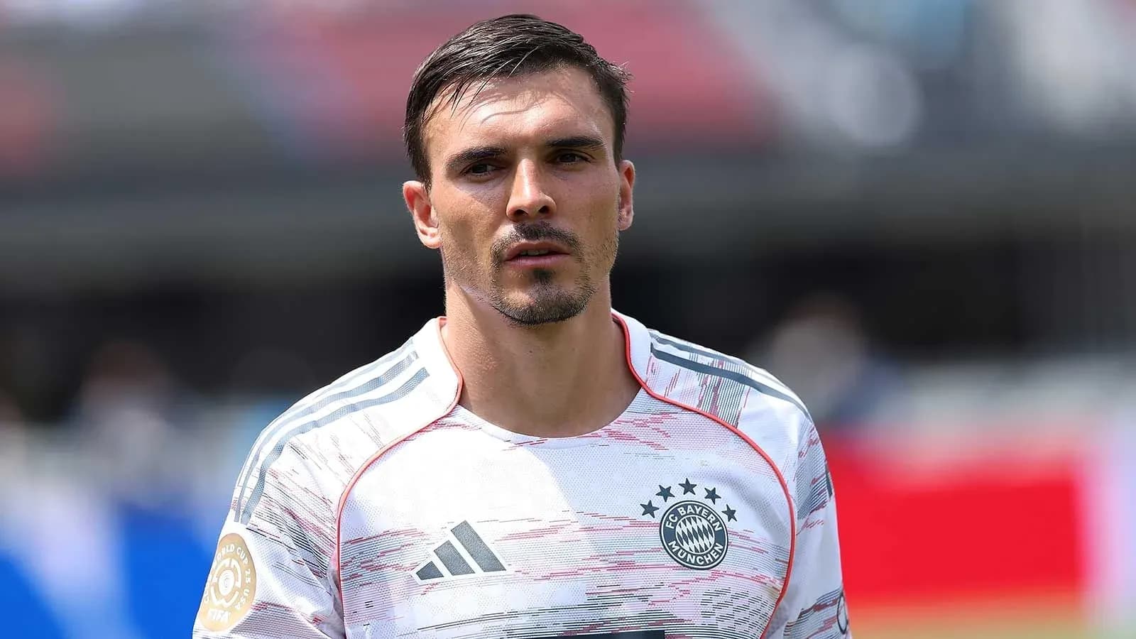 Jugador de fútbol con camiseta del Bayern Múnich