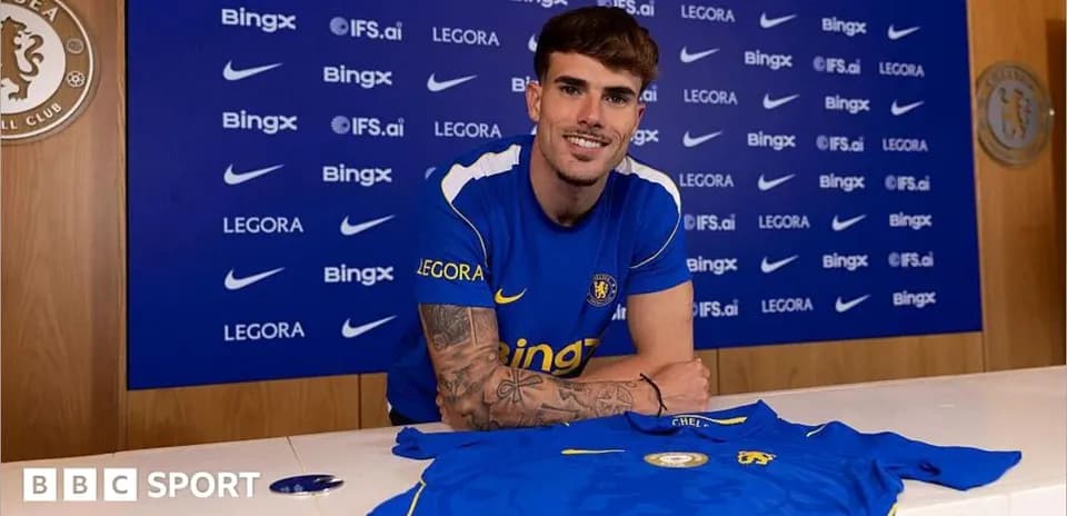 Jugador de Chelsea posando con camiseta del club