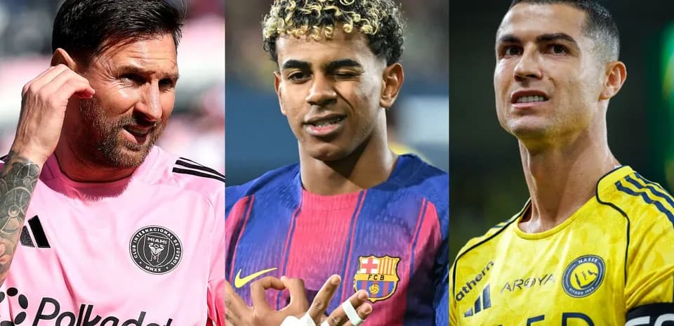 Tres futbolistas posando en diferentes uniformes