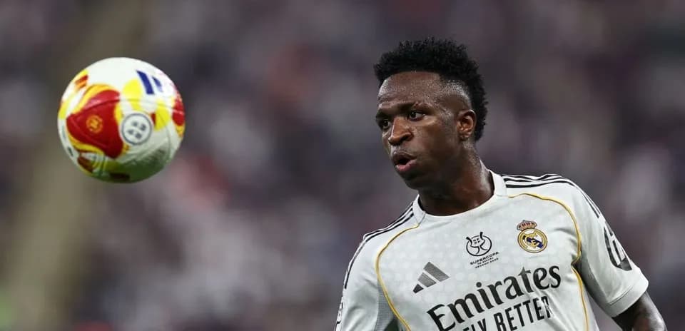 Vinícius Júnior controlando el balón en el partido